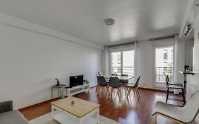 Chic And Spacious Apart With Parking